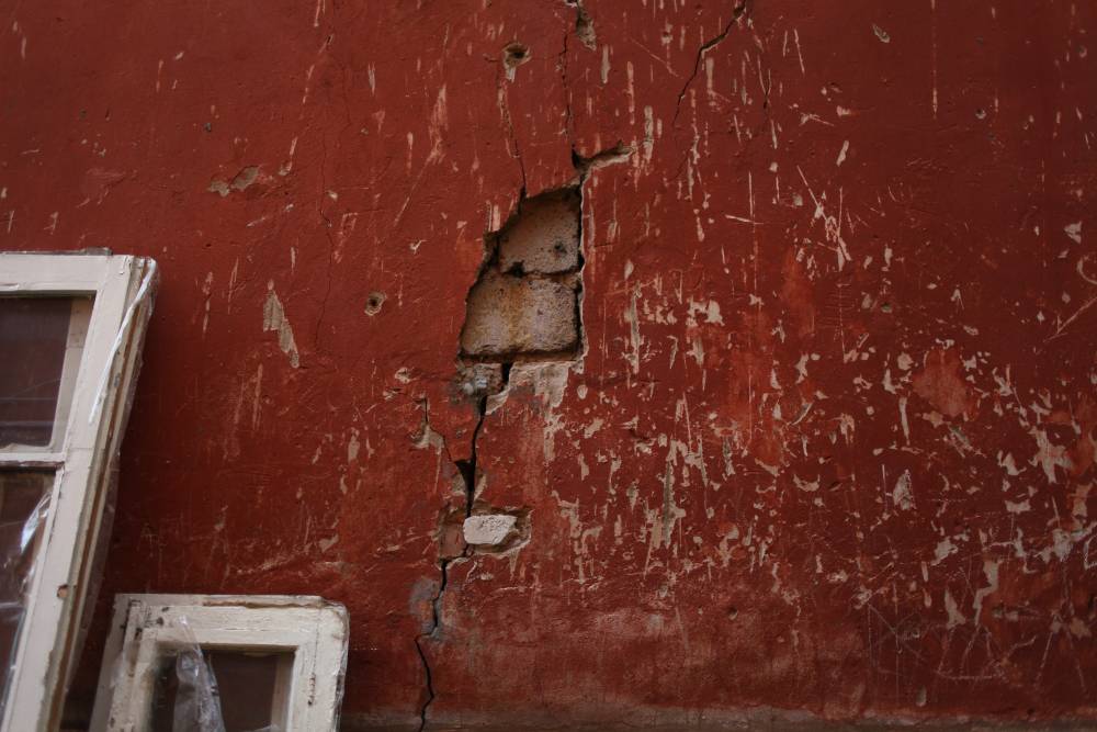 В проблемном жилом доме в Перми треснули маячки, установленные на стенах