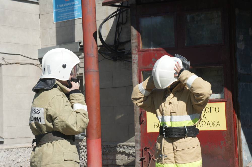В Пермском крае ликвидируют крупный пожар в двухэтажном здании торгового назначения