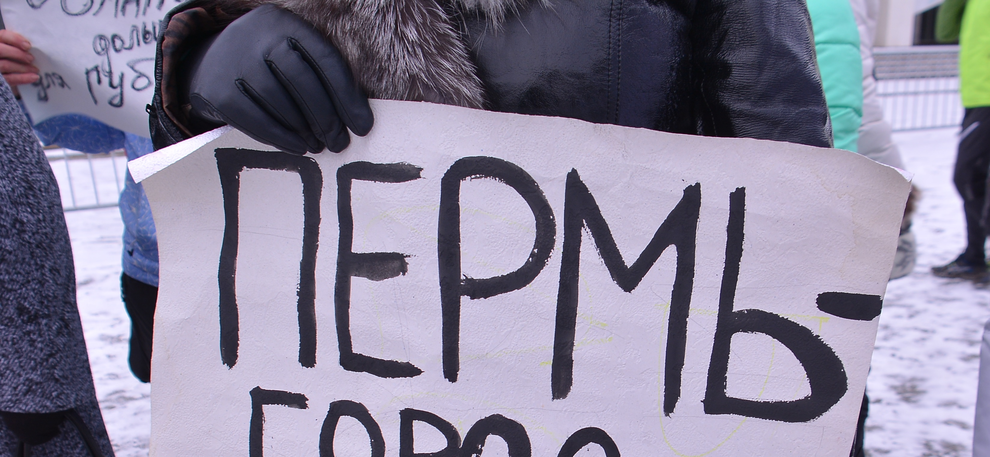 В Перми 8 марта феминистки расклеили листовки, призывающие к гендерному равенству