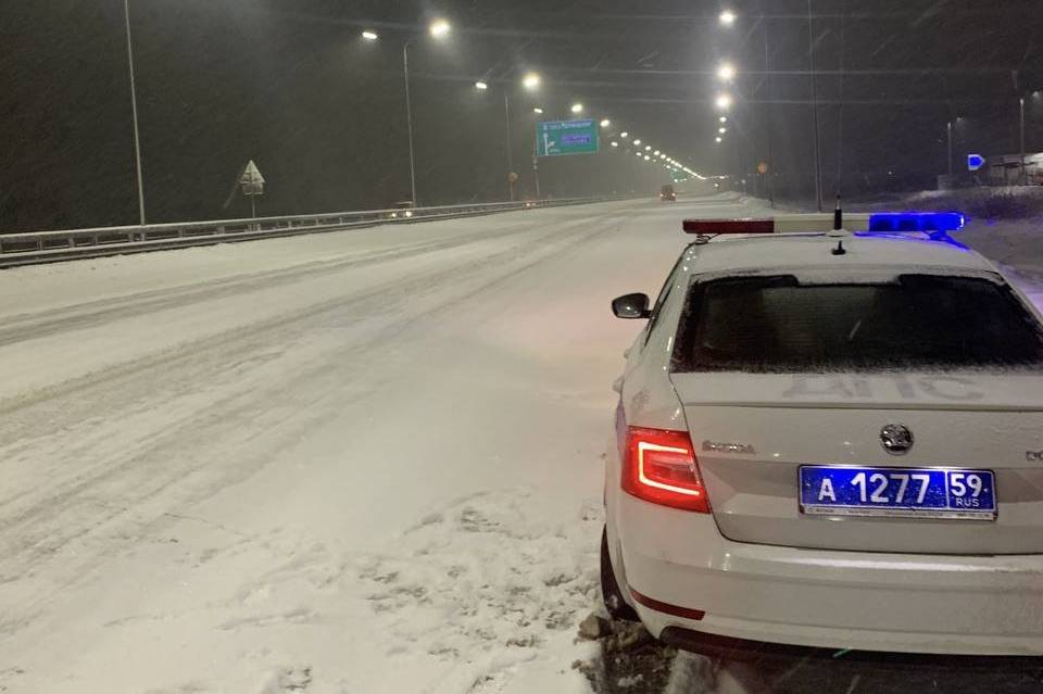 На трассе Пермь – Екатеринбург ограничили движение грузового транспорта из-за сильного снега 