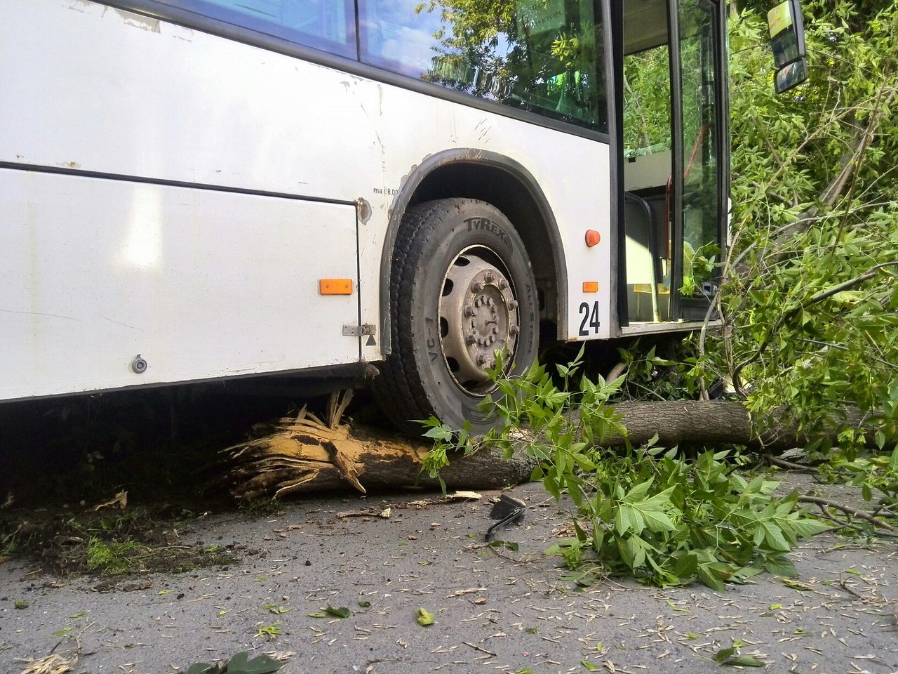 В Перми автобус маршрута №1 въехал в жилой дом на ул. Луначарского