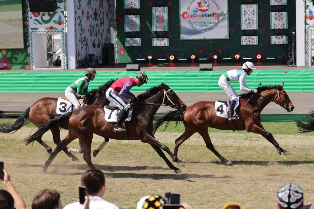 ​Участники конных состязаний в Барде получили призы от спикера Валерия Сухих