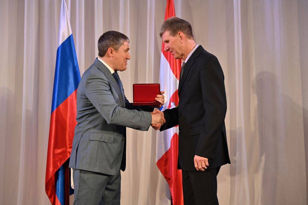 Работники «Метафракса» получили звания «Заслуженный химик РФ»