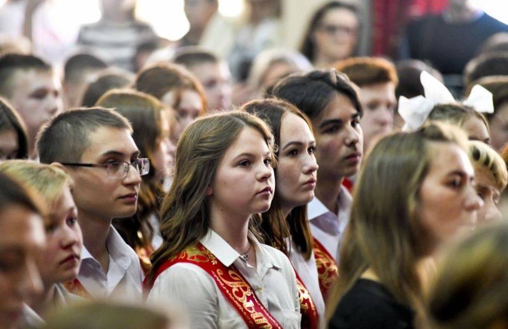 Пермь ученики. Школа 6 Пермь выпускники. Последний звонок 2019 Пермь. Выпускные Пермский край. Город Пермь последний звонок 11 класс.