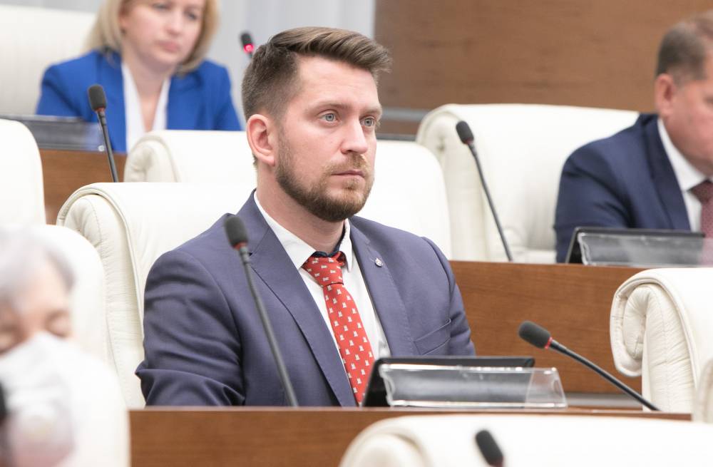 ​Экс-менеджер «ЛУКОЙЛ-Пермь» сложил мандат депутата краевого парламента