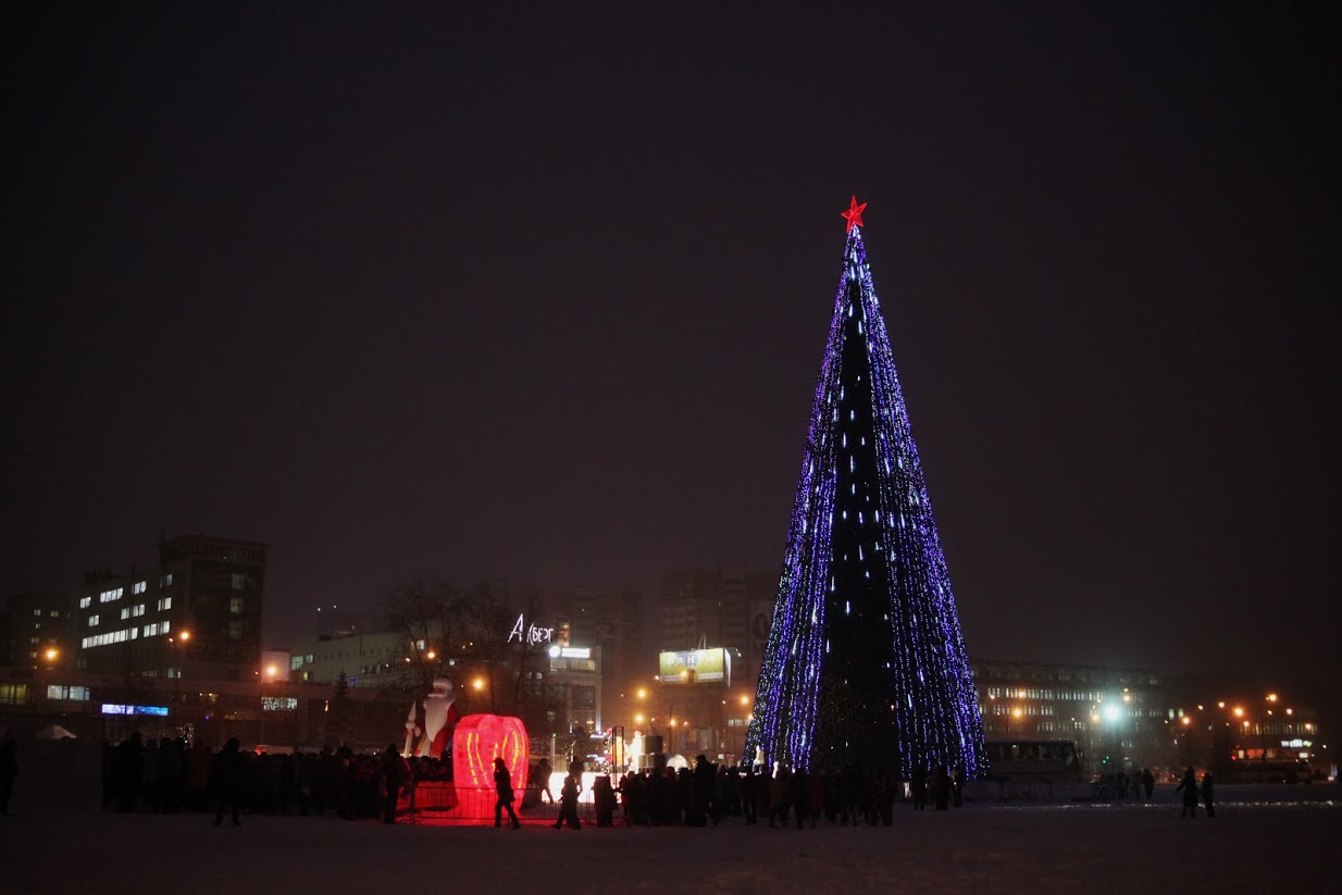 Елки пермь. Елка в Перми на эспланаде. Городская елка Пермь Эспланада. Городская елка Пермь 2021. Пермская елка на эспланаде.