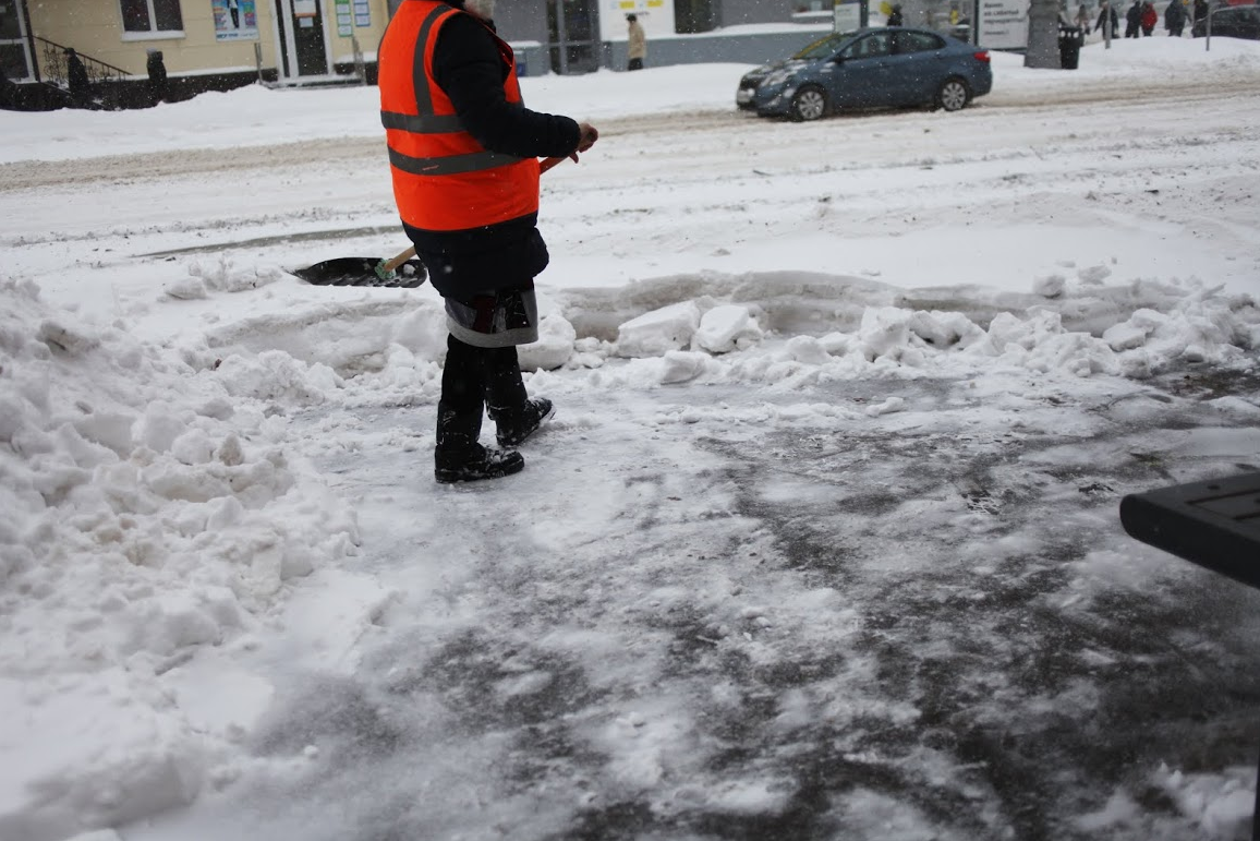 В Кунгуре машина скорой помощи с пациентом застряла из-за неубранного снега