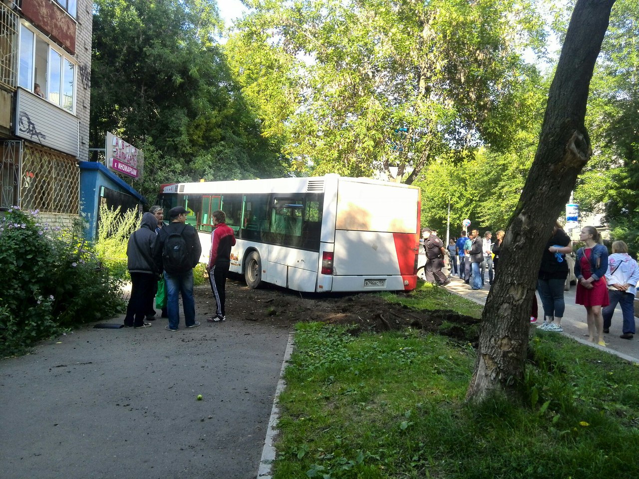 В Перми автобус маршрута №1 въехал в жилой дом на ул. Луначарского