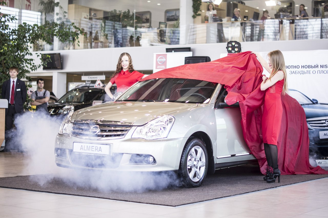 Выдают автомобиль. Мероприятие автомобиль. Мероприятие в автосалоне. Выдача автомобиля в автосалоне. Презентация авто.